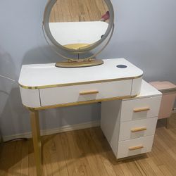 Vanity w/ Charging Port