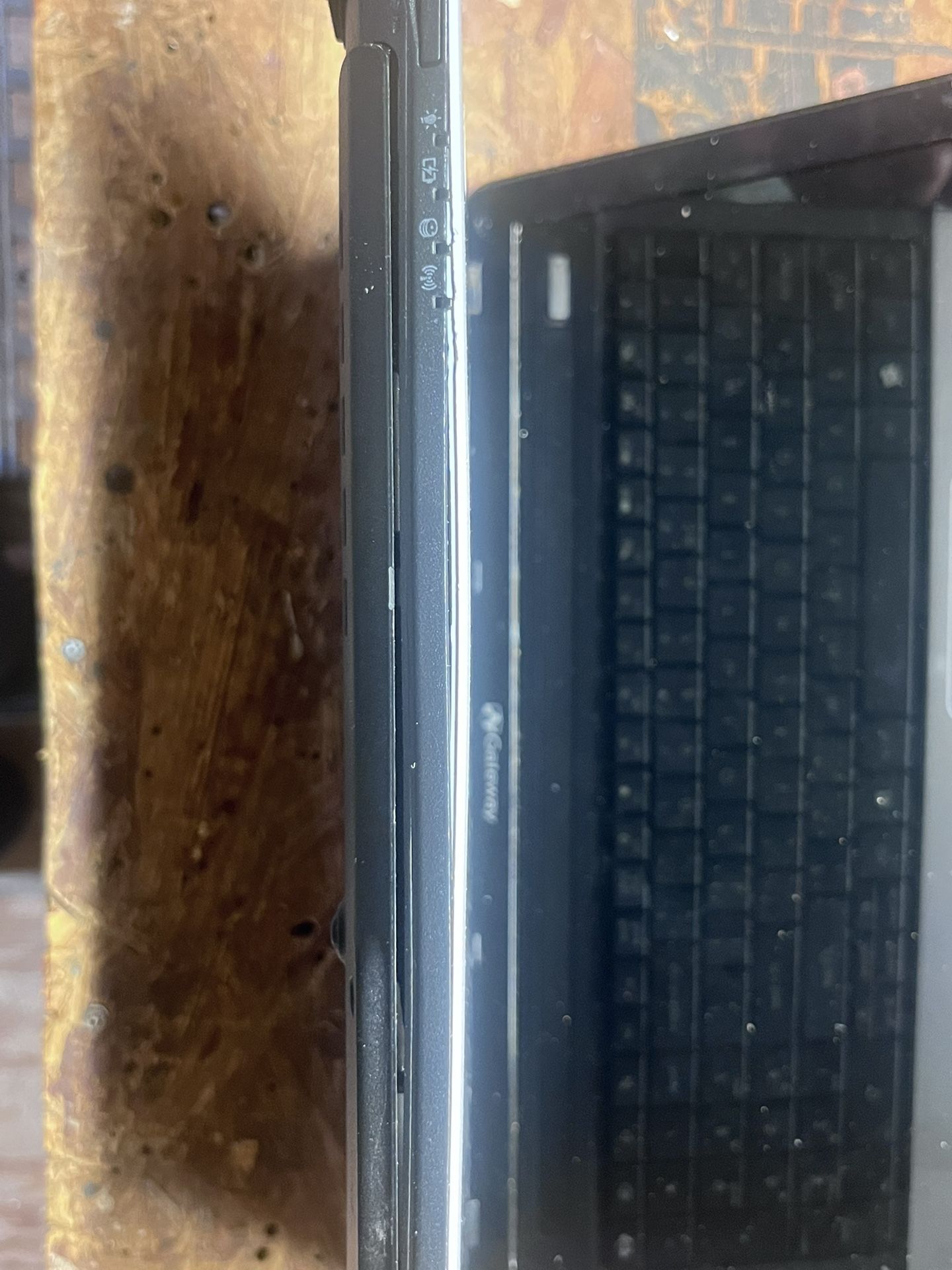Gateway Laptop - Windows 10 - 500 Gb Harddrive - Intel B960 CPU - DDR3 Ram - Intel Hd Graphics