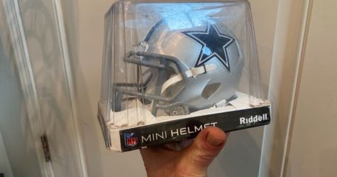 Dallas, cowboy mini helmet and two action figures 40$