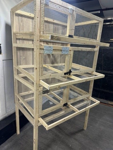 Quail Cages Roll Out Eggs