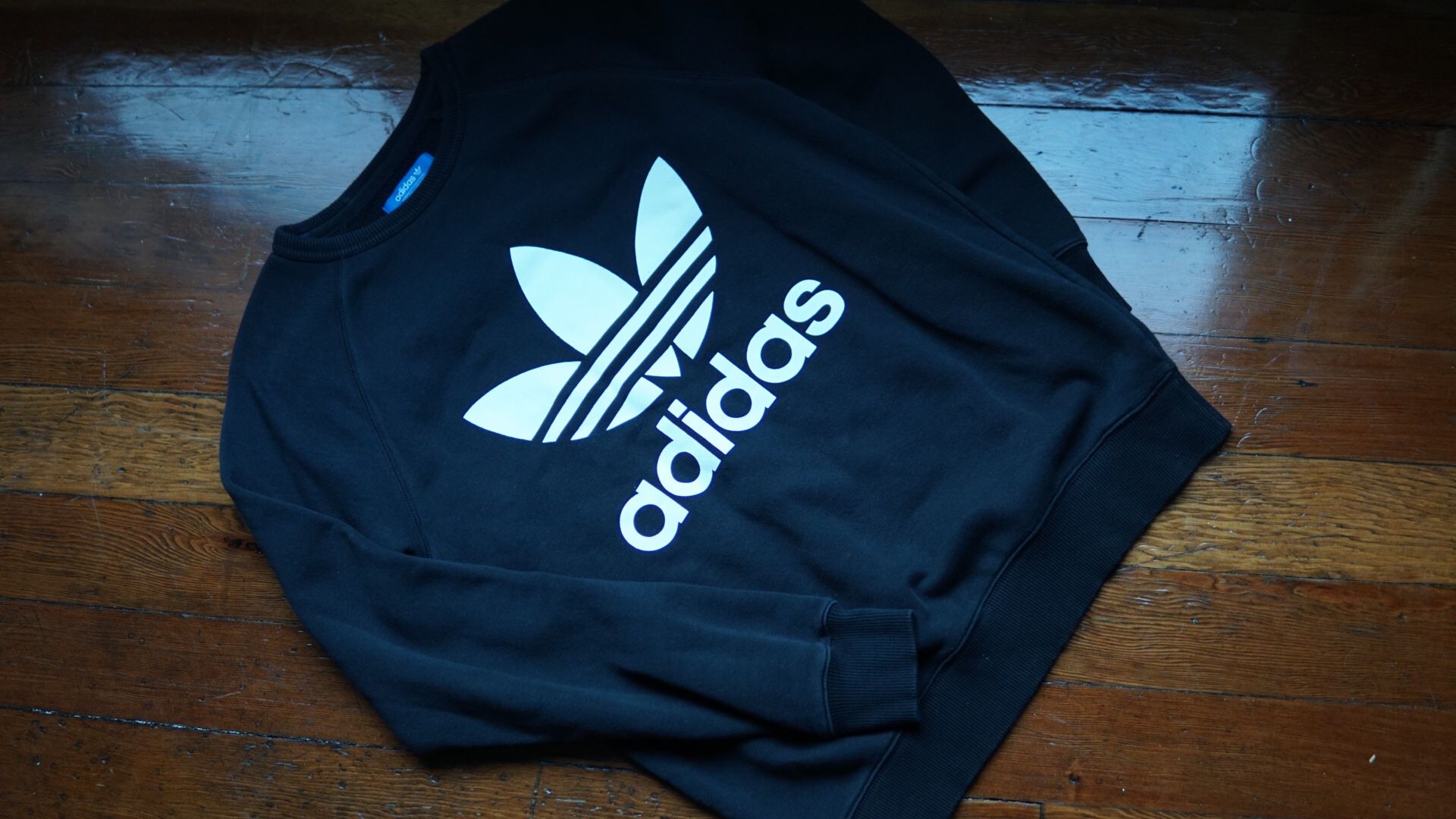 Black Adidas Originals Sweater Crewneck Size Small Pre-Owned, still in great condition!