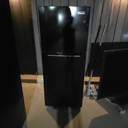 Magic Chef Refrigerator New Pretty Much Outaide The Box