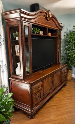 Beautiful Solid Oak Entertainment Center / Wall Unit