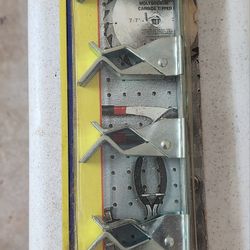 15" inch metal Storage Strip with 5 spring clips, all chrome finish, in new conditions in original factory packaging.
***** Cash 💸 only, please.