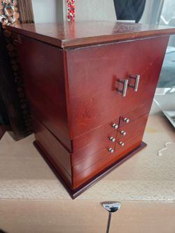 Jewelry box