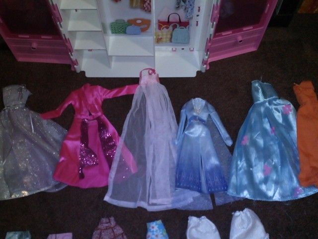 Barbies Closet N Clothing With Accessories