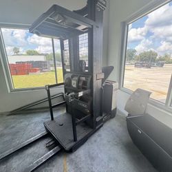 Crown order picker forklift