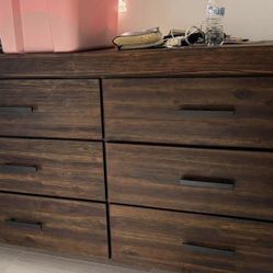 Im Selling This Set Of Furniture, Dresser And Night Stand Cheap, I’m Selling It Because I Don’t Hace Enough Space In My New Apartament.