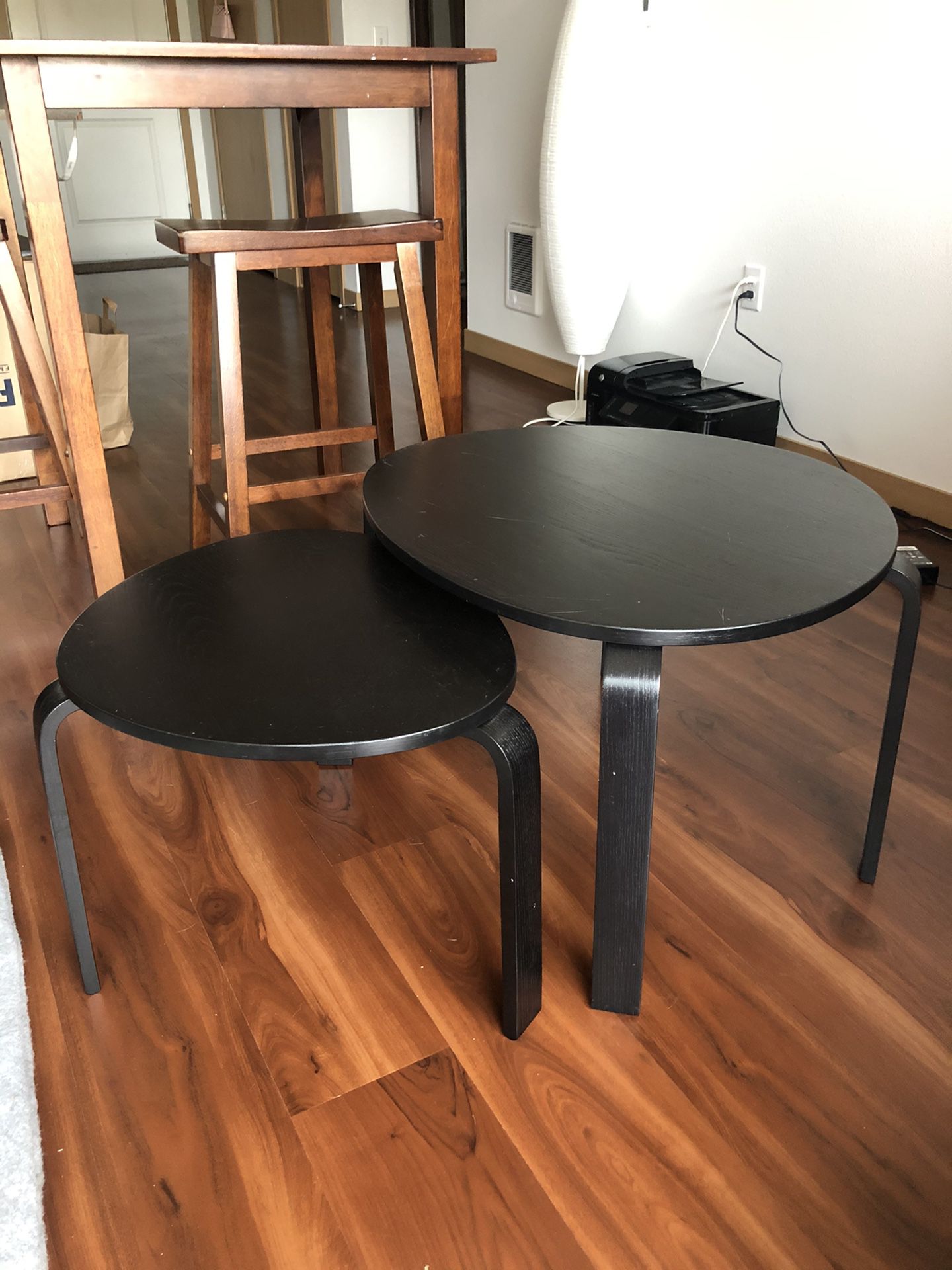 Two-piece nesting coffee tables