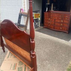 Beautiful Vintage Morganton Antique Bedroom Set 4 Post Bed , Dresser And Mirror Full Size Pick Up In Orting  The Morganton Furniture Company was a wel