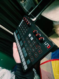 IK Multimedia UNO Synth Synthesizer