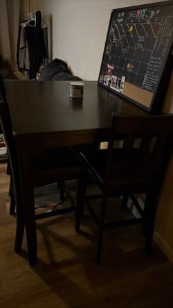 Table w 4 chairs