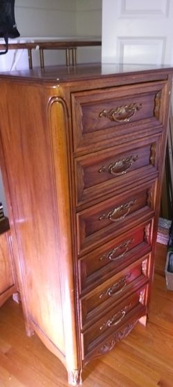 LUXURY WOODEN FURNITURE - DRESSER & MATCHING NIGHTSTANDS