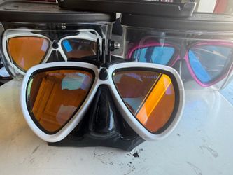 Diving mask with GoPro mount and UV-resistant lenses.
