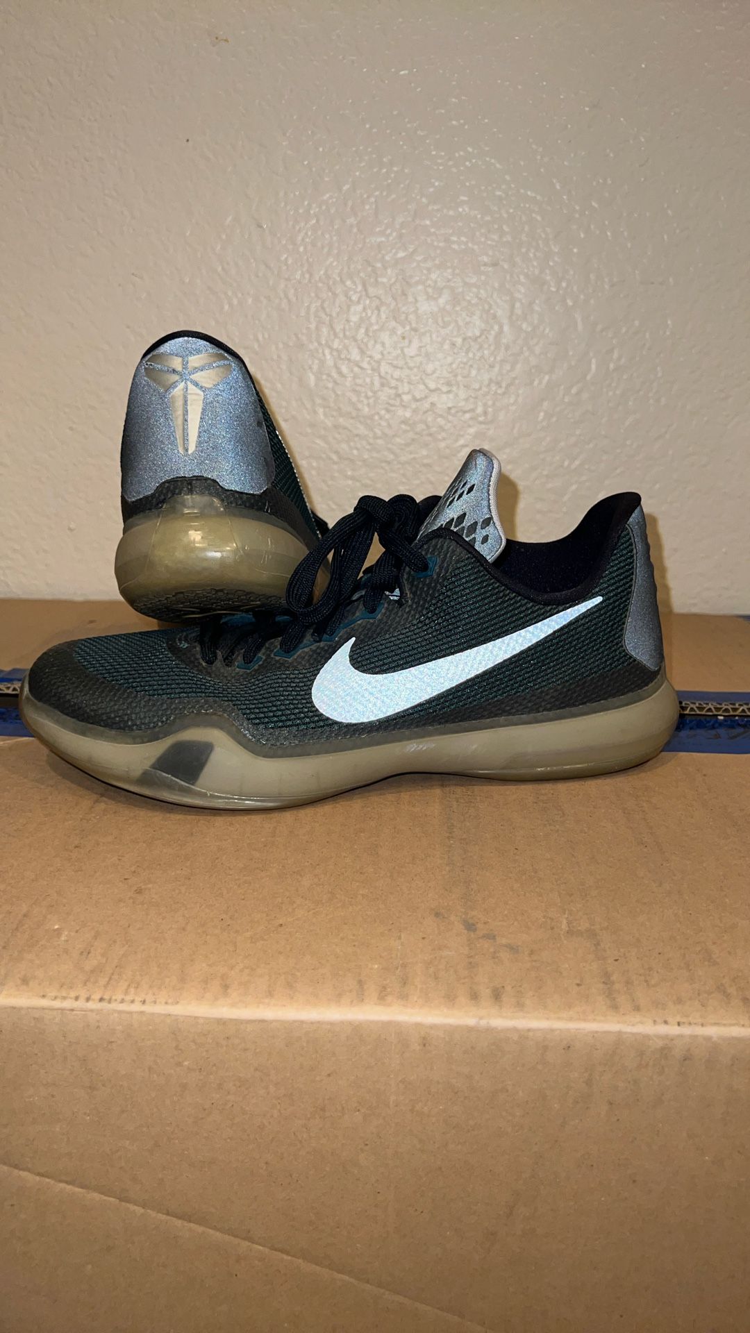 Kobe Bryant running Sneakers 