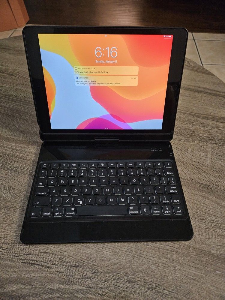 7th Generation IPad w/ Keyboard Case