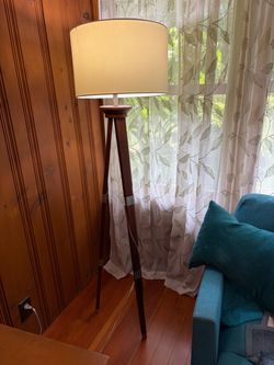 Tripod modern lamp