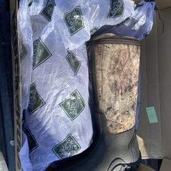 Muck boots men 6 women 7