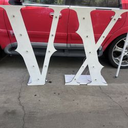 Letras De Quinceañera Se Pueden Rentar O Se Pueden Vender En Venta. Estoy Pidiendo $200 Por Las Dos