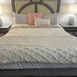 Rooms To Go Bedroom Set – French Country Style – (Milton, WA)