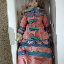 Metropolitan Museum Of Art's Parisienne Doll 1870 Collection With Book & Stand