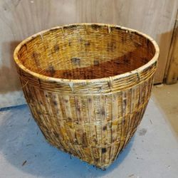 LARGE MULTI PURPOSE  NATURAL WOVEN ROUND BASKET WITH SQUARE BOTTOM
