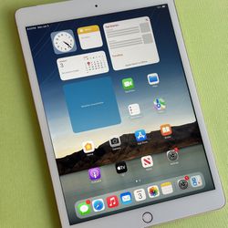 Apple iPad 7th Generation 10.2” 32GB Wi-Fi + Cellular Unlocked 
