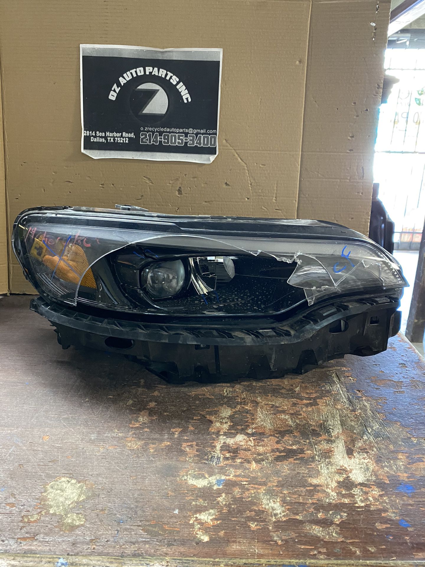 2019-2020 JEEP CHEROKEE RIGHT HEADLIGHT **FOR PARTS ONLY** DAMAGED
