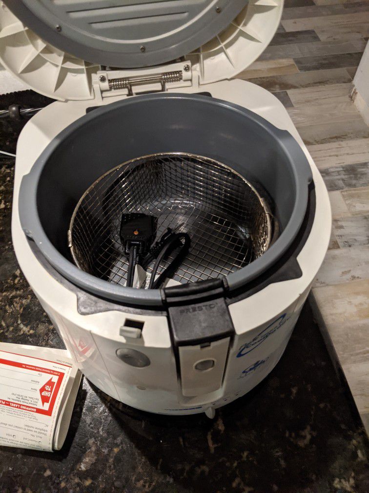 Fry Daddy Vintage Presto Deep Fryer With Lid for Sale in Goshen, NY -  OfferUp