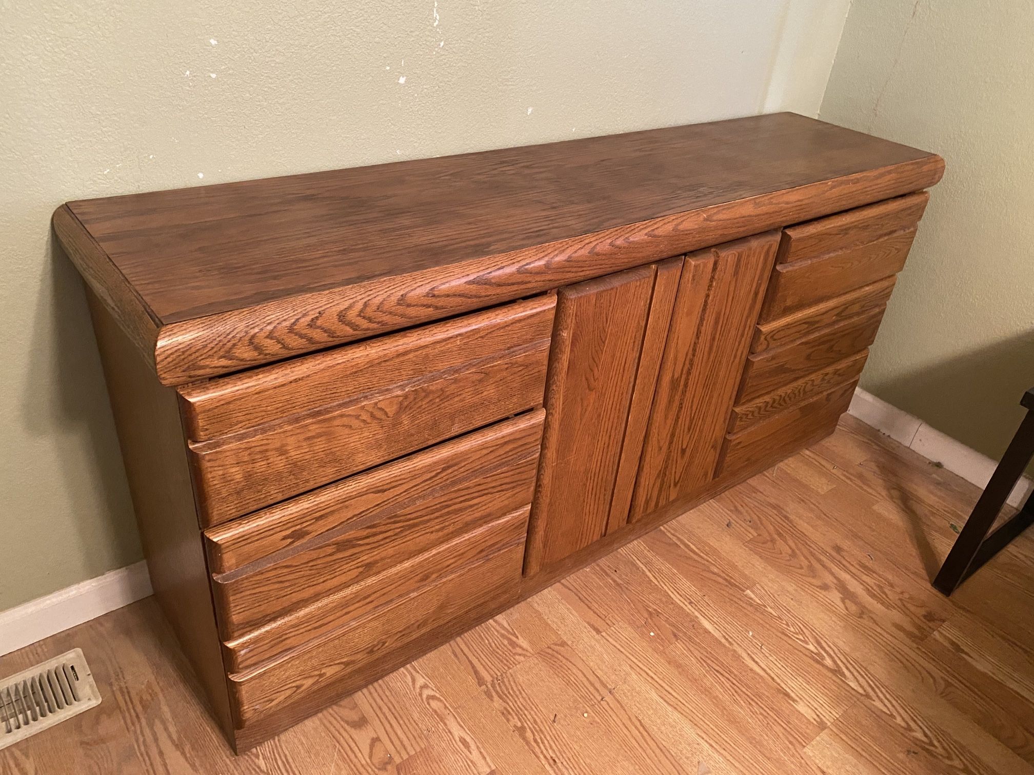 $70 - Oak wood dresser- free delivery 🚚