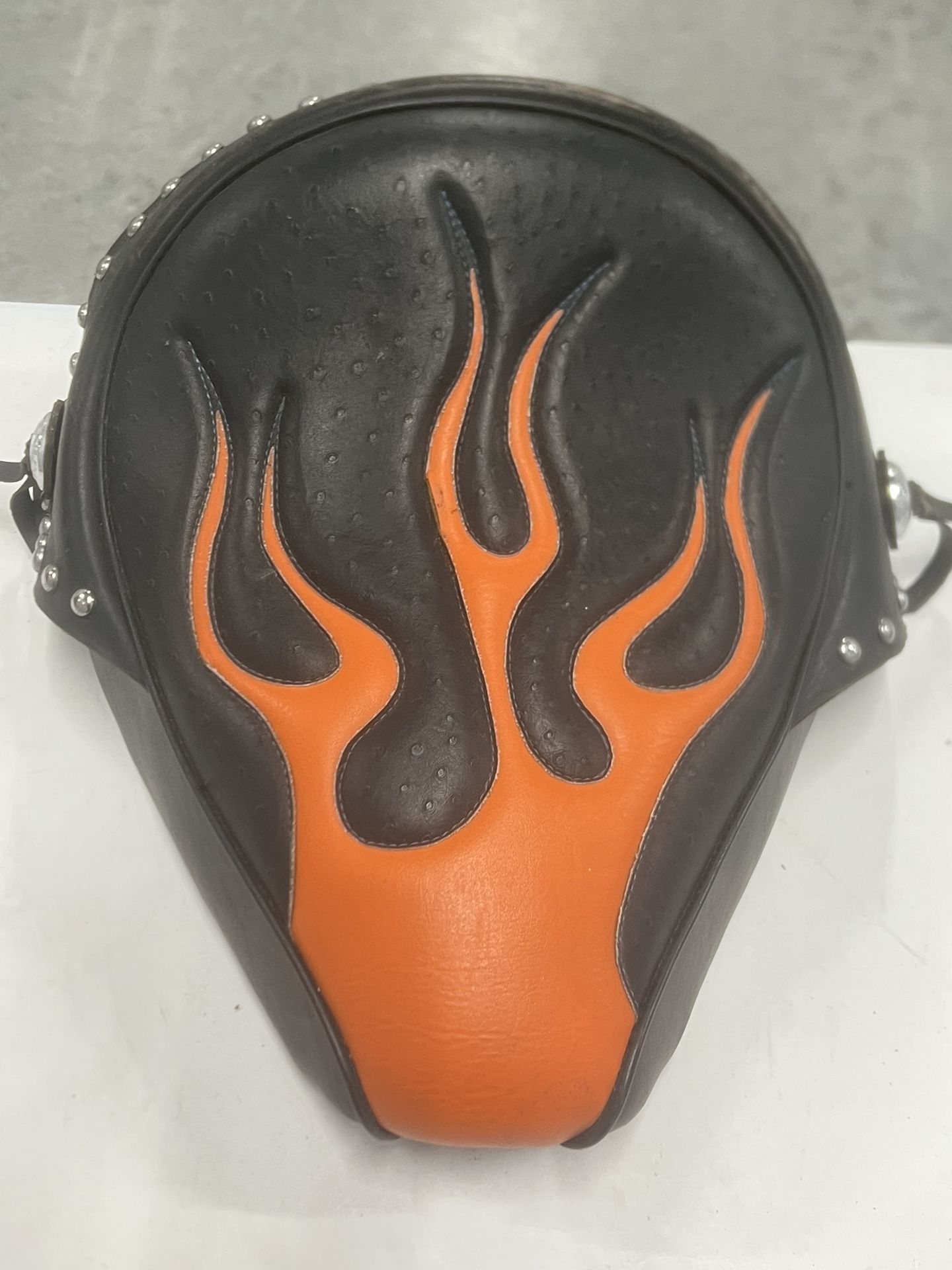 HARLEY Davidson Custom? Single Soft Seat Unknown Specs. Used in good condition with some cosmetic blemishes. These blemishes are in the form of scratc