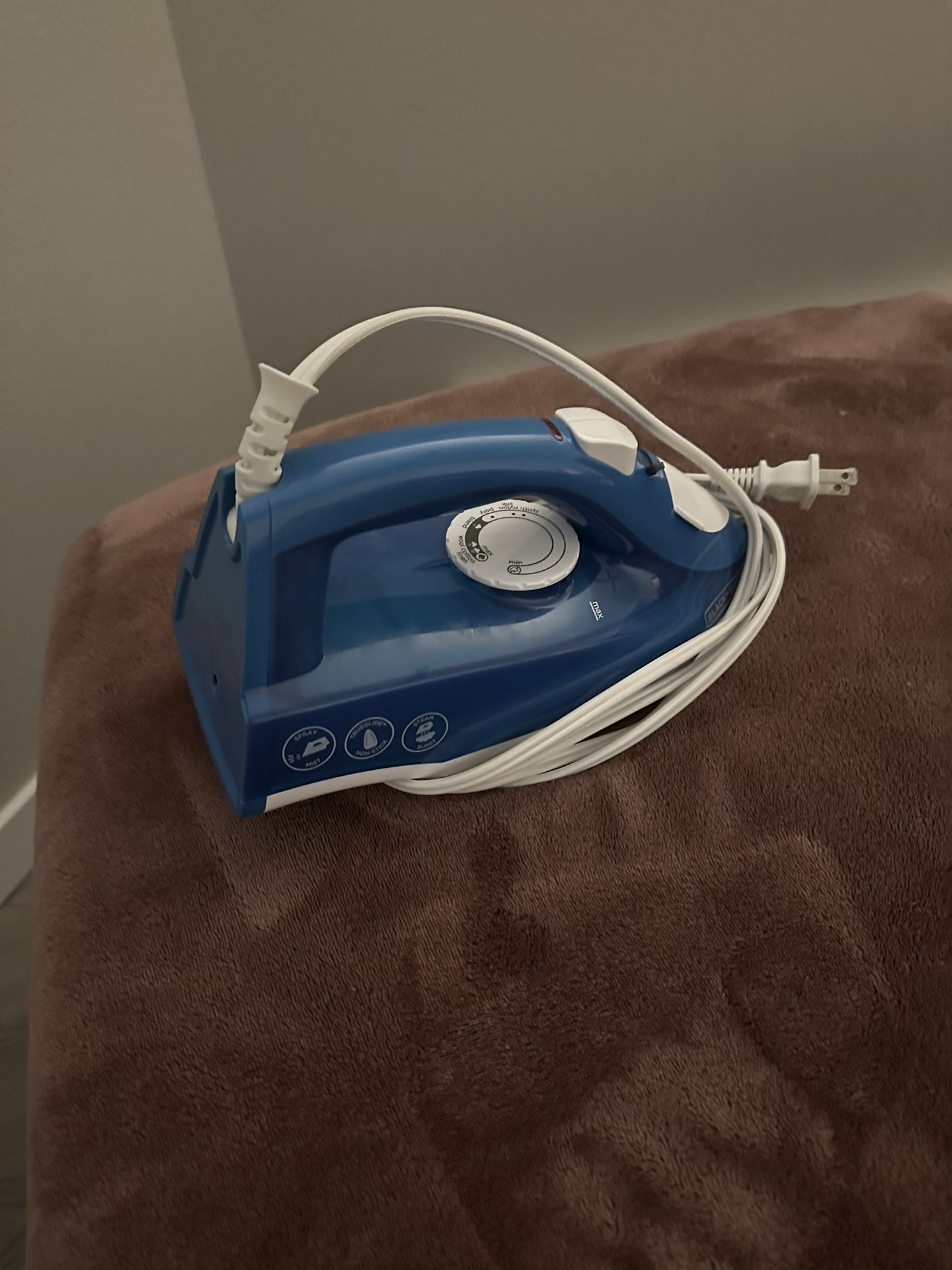 BLACK+DECKER Easy Steam Compact Iron for Clothes, Automatic Shutoff, Nonstick Plate, Light Weight, 1200 Watts