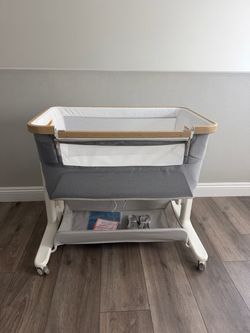 Electric Rocking Bedside Bassinet – Like New