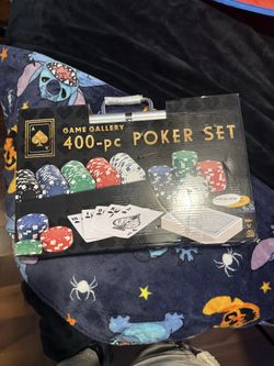 400 pc poker set New in box ready to play