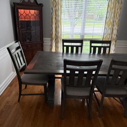 Dining Room Table and 6 Padded Chairs
