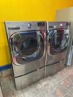 Set LG jumbo washer and dryer gas