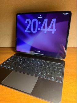 MINT!!! LIKE NEW 2025 13” IPAD PRO M5 w/ CELLULAR. MAGIC KEYBOARD INCLUDED.