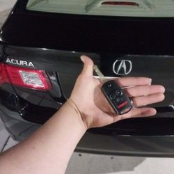 Car Keys And Remotes  / Llaves De Carro Y Controlles 
