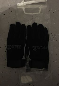 Pair of brand new mares dive gloves