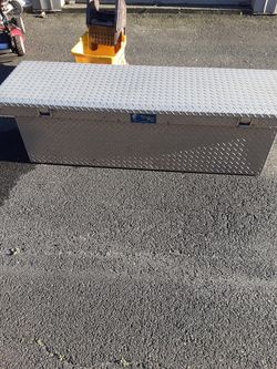 Caja para truck es la grande la puerta le funsina bien lo gue tiene pegueno roto dentro gue se puede hareglar fasil
