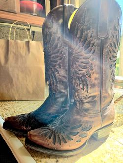 boots  6.5 size. Will fit perfect is you are 5.5 or 6