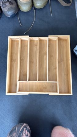 Bamboo expandable silverware holder