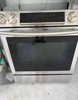 SAMSUNG STOVE LIKE BRAND NEW RUNS PERFECTLY SUPER FANCY DELIVERY AND INSTALATION INCLUDE FIRST BUY FIRST SERVE.   JUST 400 SEIZE THIS OPORTUNITY.