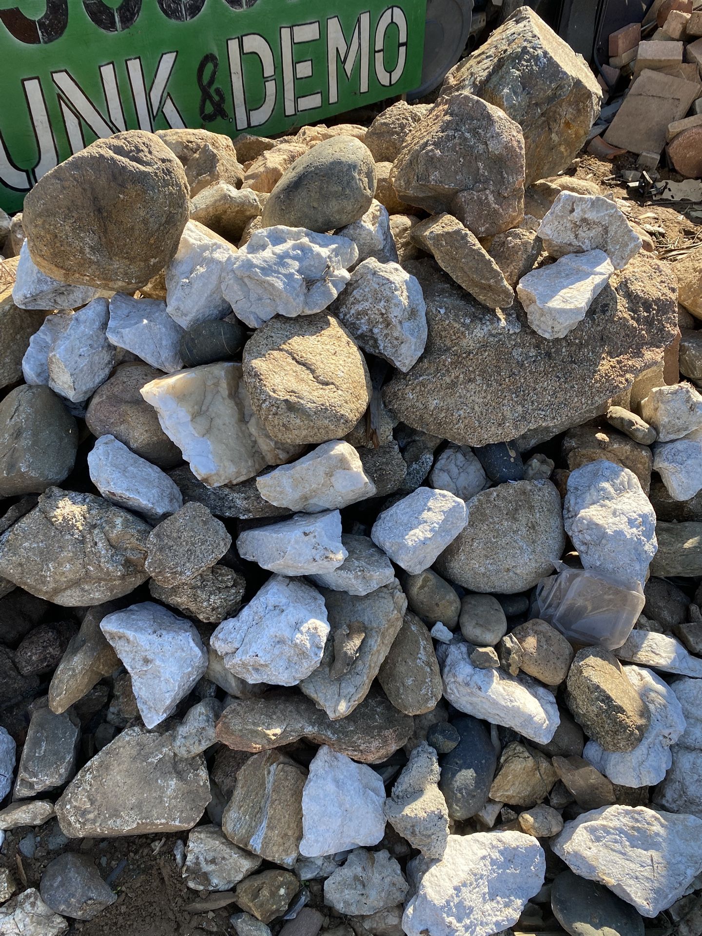 Free Rocks, Good Conditions👍🏽