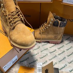 Boots   🥾  Size.     8.5  