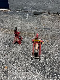 Jack missing handle with one jack stand