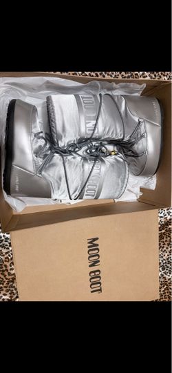 Moon boots brand new never worn w/box size 6.5-8