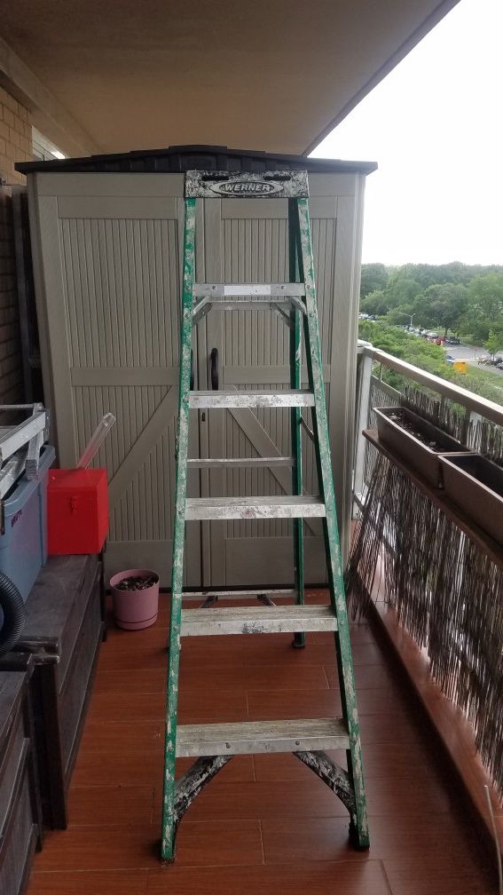 Stap ladder 6'. In good shape, strong. Fiberglass 6 feet.