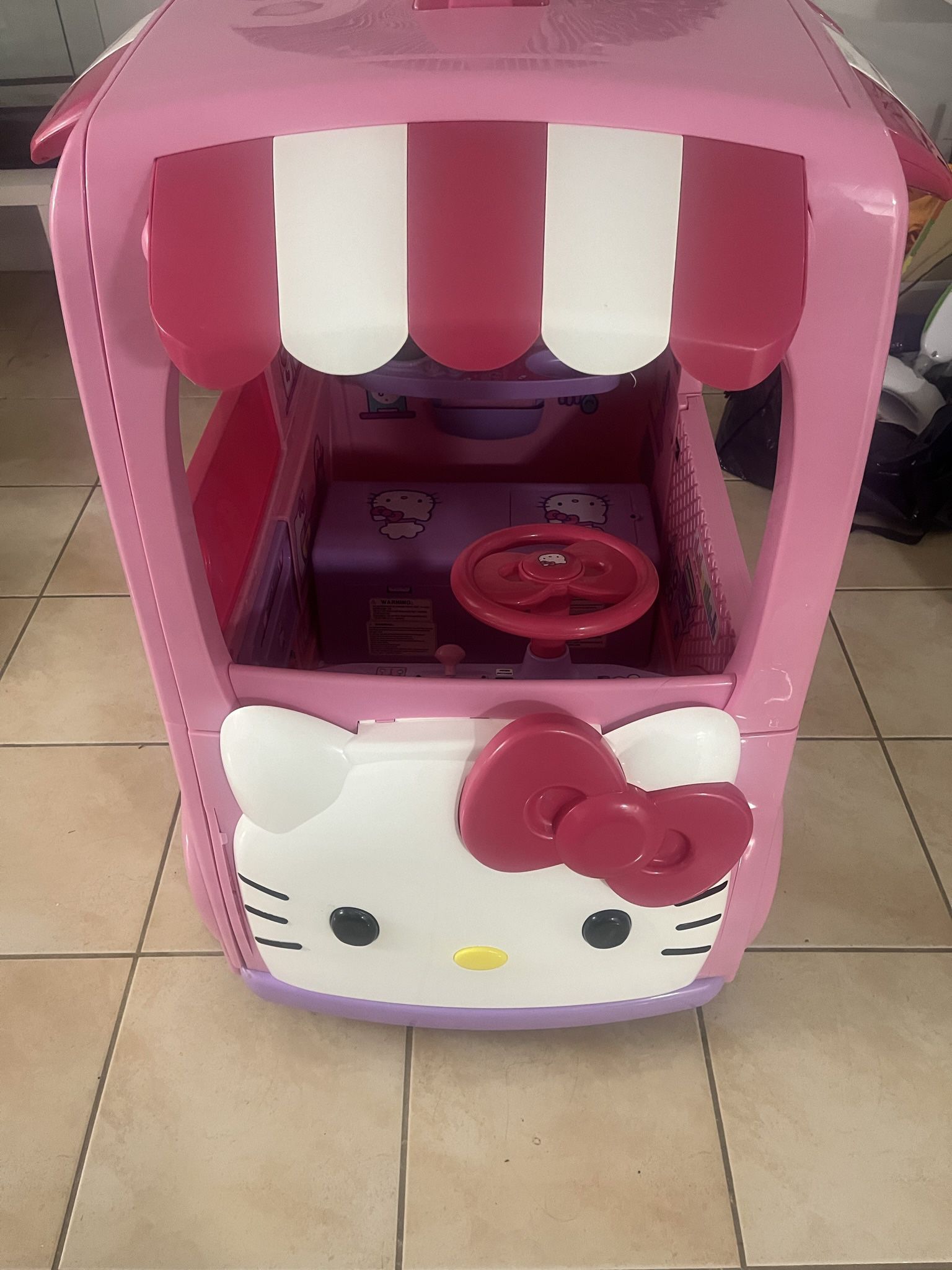 Hello Kitty, camión de comida dulce “Eats and Treats” de 12 voltios, centro de juegos para niños