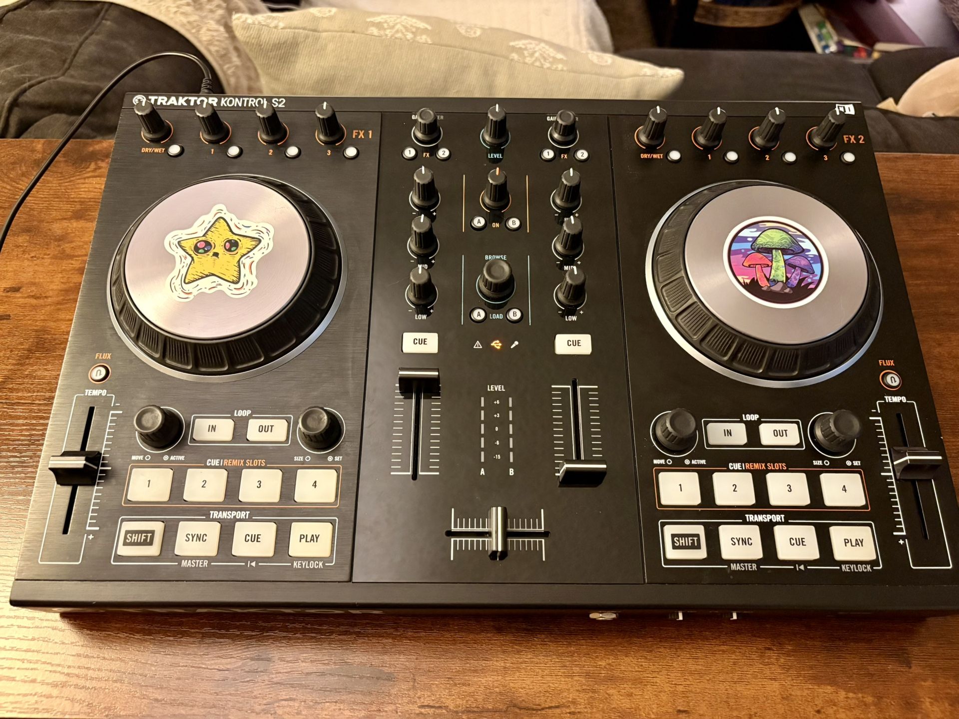Traktor S2 DJ Controller
